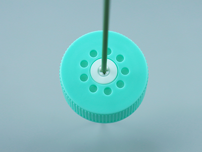 管盖穿刺口带十字形切口设计，可反复闭合，无需开盖取样、加液，降低污染风险